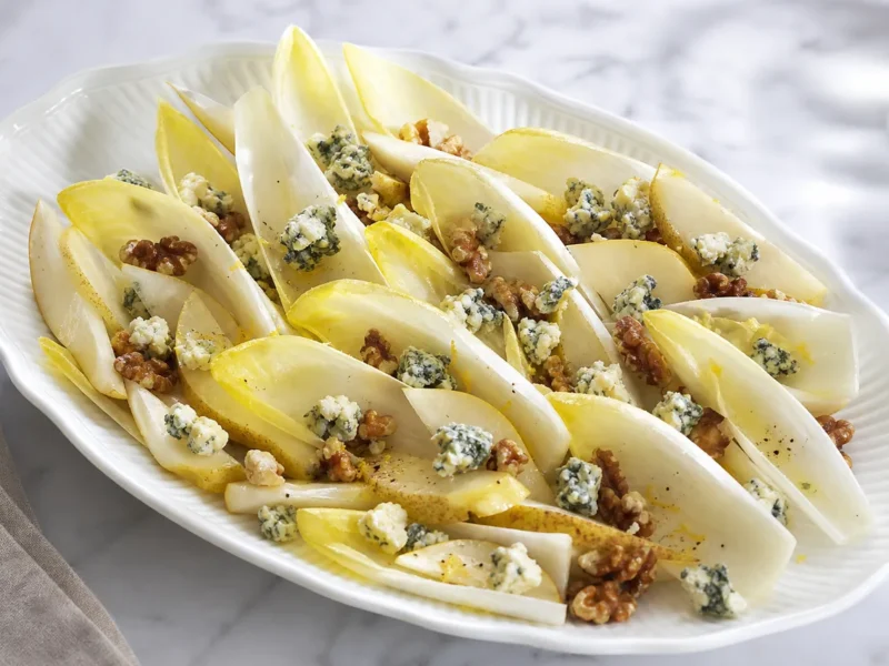 Salade d'endives au fromage bleu et poire — receta de cocina méditerranéen