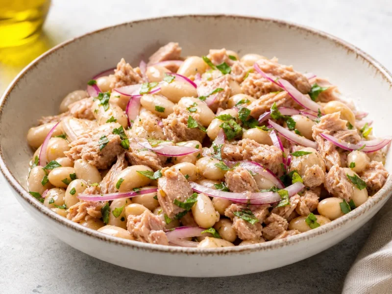 Salade de haricots blancs au thon et oignon rouge — receta de cocina méditerranéen