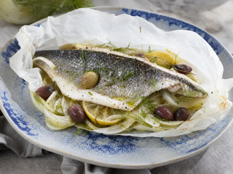 سمك القاروص مع الليمون والشمر والزيتون — receta de cocina متوسطة