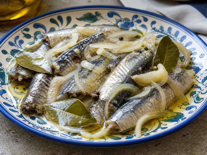 سردين مخلل مع البصل وورق الغار — receta de cocina متوسطة